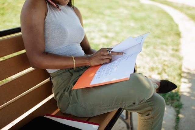 Девушка изучает документы